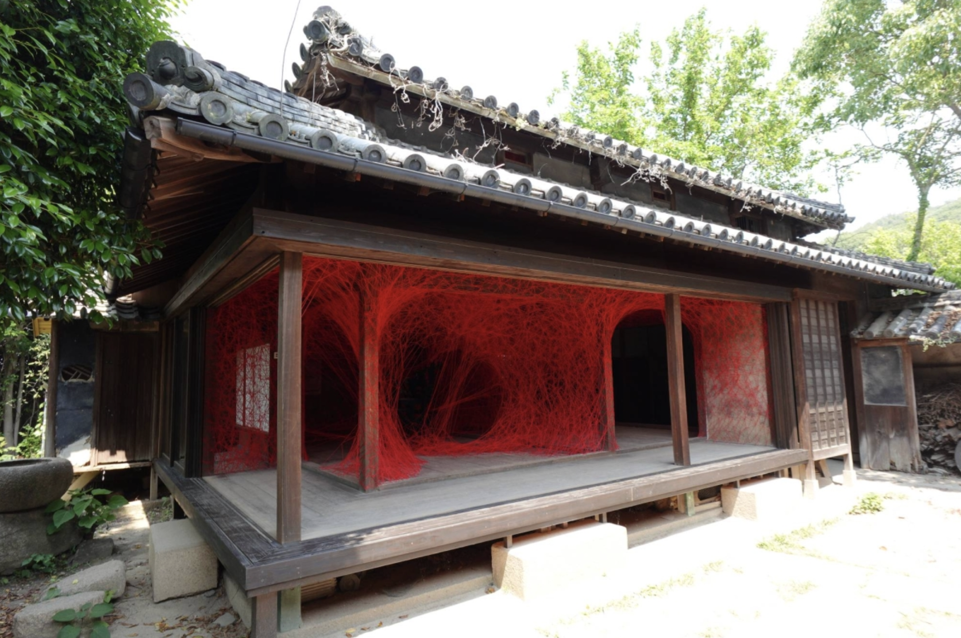 The Japan Times : Artist Chiharu Shiota weaves a hidden marvel on